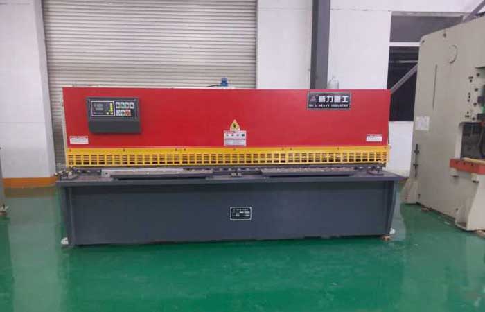 QC11Y-10×32000液壓剪板機，10個厚液壓閘式剪板機